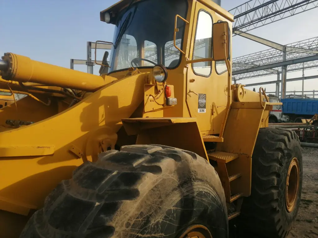 PALA CARGADORA VOLVO LM1240 (6).webp