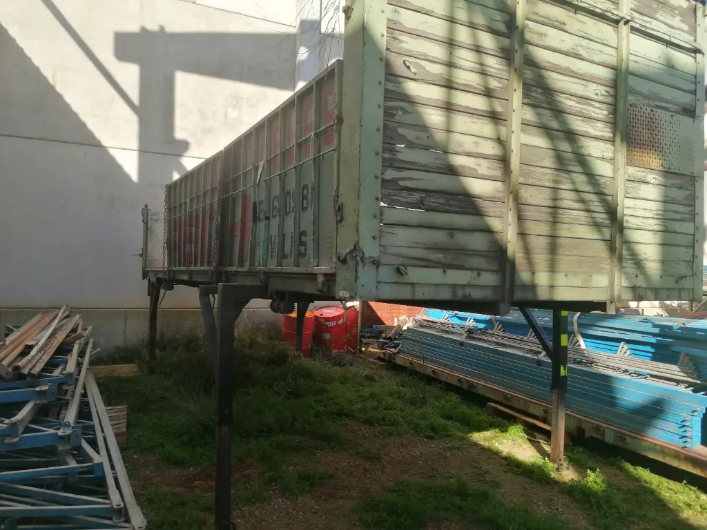 CAMION RENAULT CON GRUA AUTOCARGA (1).webp