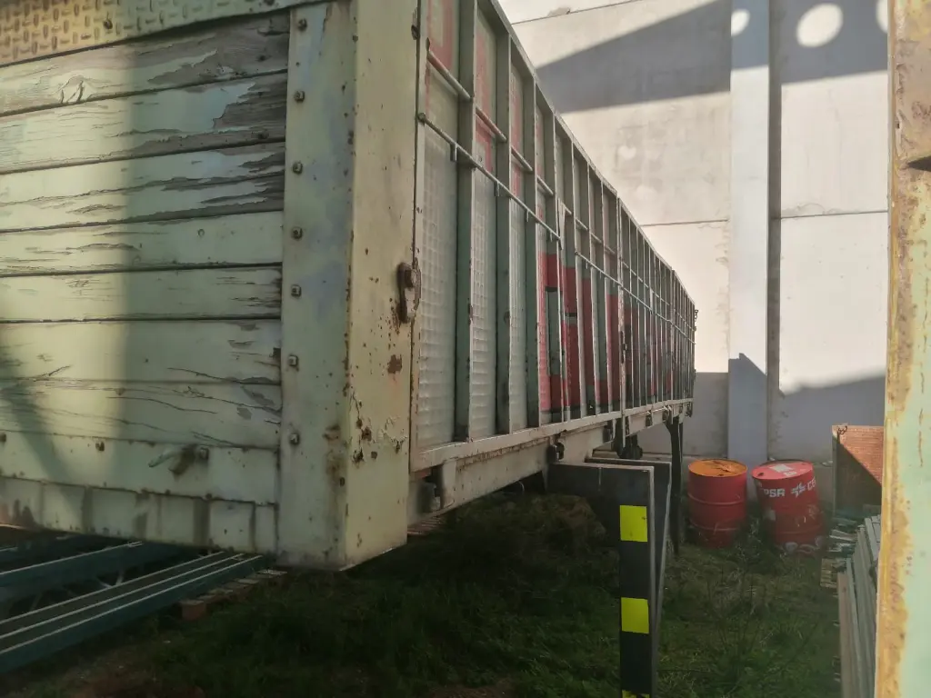 CAMION RENAULT CON GRUA AUTOCARGA (3).webp