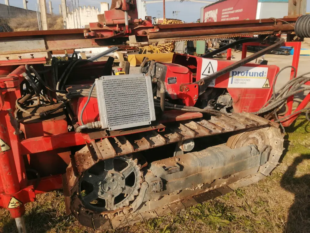 TRACTOR MF CON PERFORADORA (5).webp