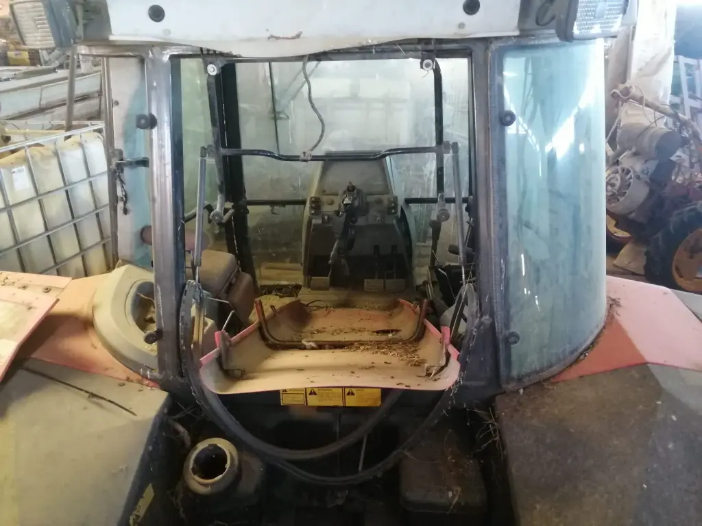 CABINA MASSEY FERGUSON (3).webp