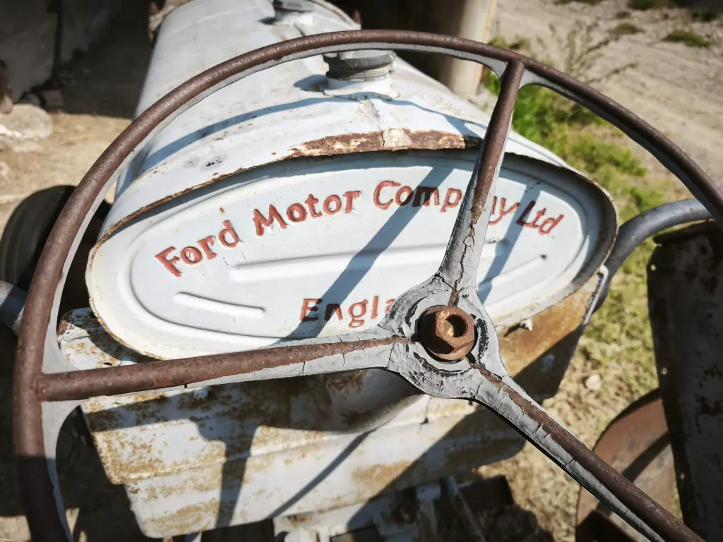 TRACTOR ANTIGUO FORTSON (2).webp