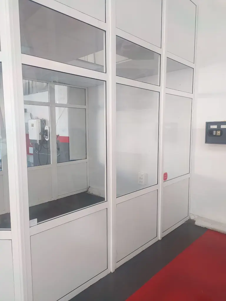 CERRAMIENTO DE OFICINA (2).webp