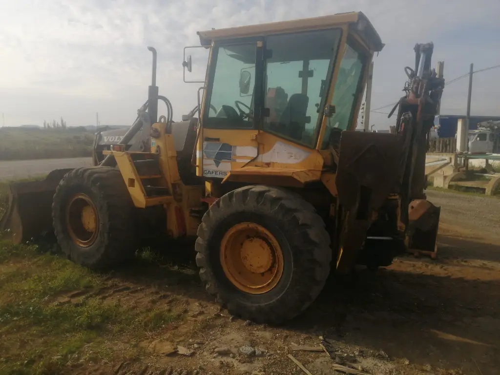 S234 - RETROEXCAVADORA VOLVO 4X4