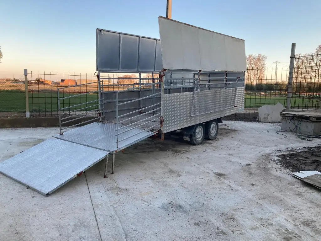 621 - REMOLQUE PARA GANADO