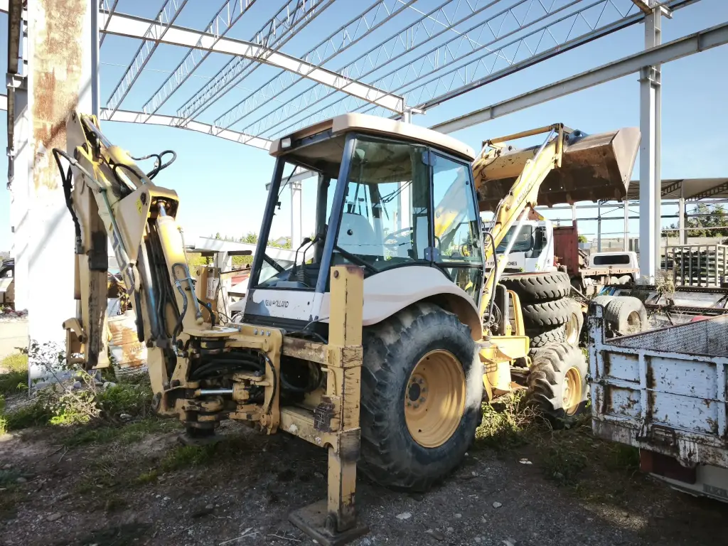 635 - RETROEXCAVADORA NEW HOLLAND