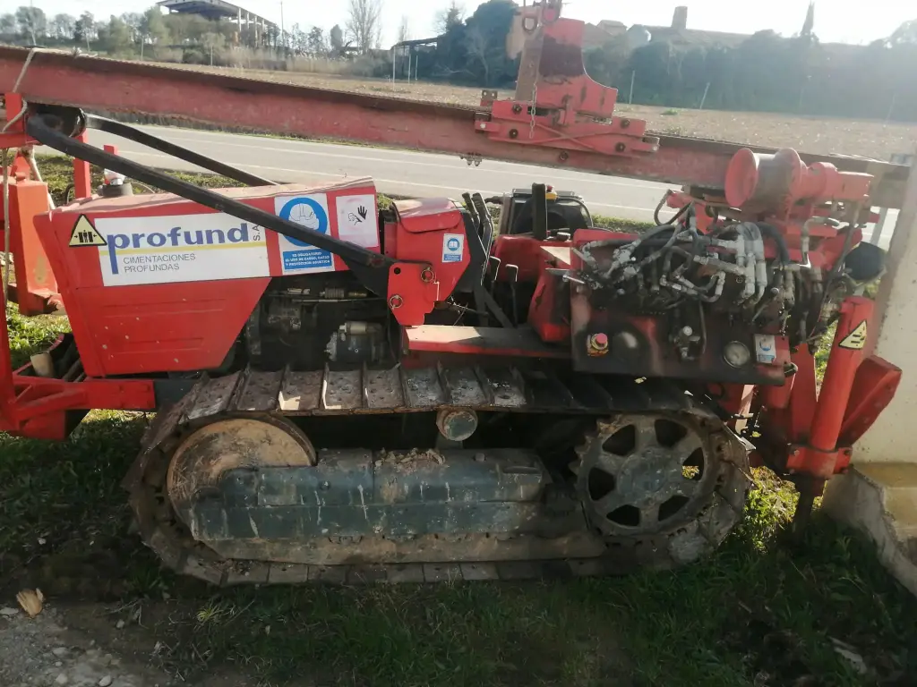 S040 - TRACTOR MASSEY FERGUSON CON PERFORADORA 