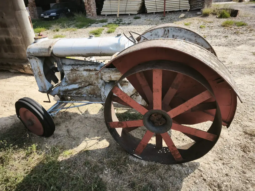 S293 - TRACTOR ANTIGUO FORTSON 