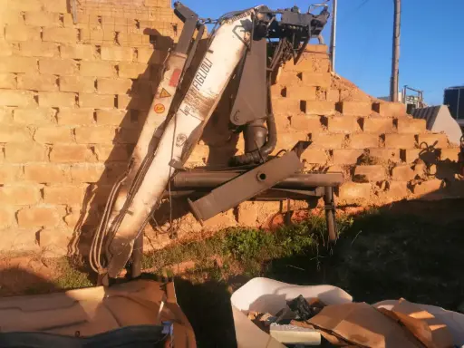 [S164] S164 - GRUA PARA CAMION Y PINZA PARA MADERA 